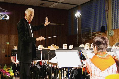 Geführt vom renommierten Dirigenten Johann Mösenbichler glänzt das symphonische Blasorchester des Musikvereins Sulzbach beim Konzert in der Main-Spessart-Halle mit einer fulminanten Leistung. Foto: Ruth Weitz 