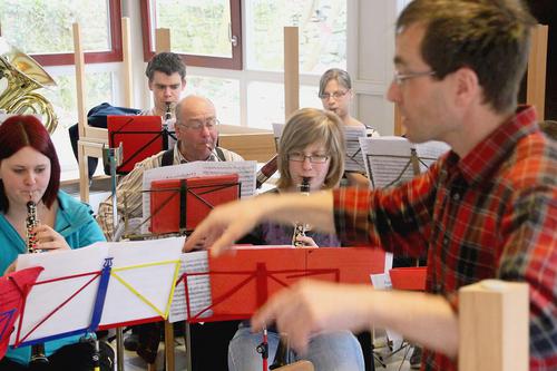 Das Symphonische Blasorchester Sulzbach unter Leitung von Winfried Rehse beim Proben. Foto: Sylvia Breckl 