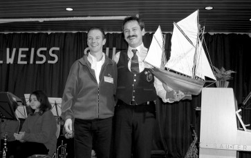 Der Vorsitzende des französischen Partnermusikvereins »Zarpai Banda«, Vincent Cabantous, überreichte Hermann Seitz mit dem Tunfischfänger ein stattliches Schiffsmodell. Foto: Gesierich