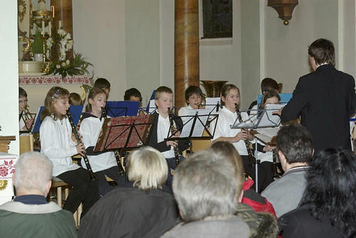 Das Schülerorchester wagte sich unter der Leitung von Andreas Fath an deutsche und amerikanische Weihnachtslieder.