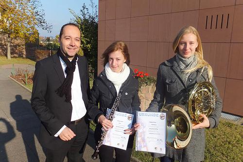 Kreisdirigent Jürgen Spall gratuliert der Oboistin Sabrina Gado und der Waldhornistin Annika Kluin zum goldenen Leistungsabzeichen. Foto: privat 
