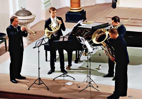 Festliche Klänge entlocken (von links) die Musiklehrer Andreas Fath (Trompete), Markus Hein (Waldhorn), Dominik Giegerich (Posaune) und Thomas Martin (Posaune) ihren Blechblasinstrumenten. Foto: Ruth Weitz 