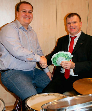 Rotary-Präsident Bruno Bachmann (rechts) überreichte in der Hauptversammlung eine 3000-Euro-Spende an den Edelweiß-Vorsitzenden Markus Rehse. Foto: Helmut Gesierich 