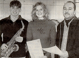Mit Gold haben Andreas Hock und Anna-Lena Höcker aus Sulzbach die Leistungsprüfung an der Musikakademie in Hammelburg bestanden. Kreisdirigent Jürgen Spall (rechts) überreichte den Jungmusikern die Urkunden.