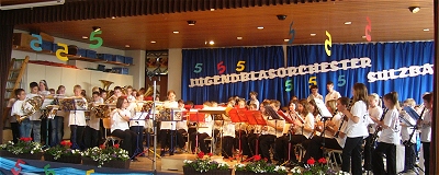 Am Ende des Musikvereinskonzerts in der Sulzbacher Volksschule stand ein Gemeinschaftsauftritt von 78 Jugendlichen. Foto: privat