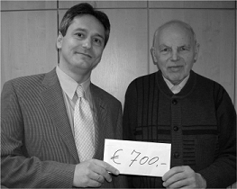 Hermann Seitz überreicht die Spende des Musikvereins an Hermann Amrhein (Foto: H. Gesierich)