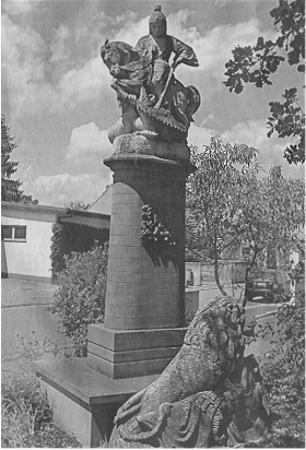 Eine Statue von St. Georg und drei Löwenskulpturen prägen das Sulzbacher Kriegerdenkmal, das an den Deutsch-Französischen Krieg erinnert. Jetzt wurde es 100 Jahre alt. Foto: Helmut Gesierich