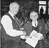 Wendelin Hasenstab (rechts), das einzige noch lebende Gründungsmitglied des Musikverein Edelweiß, wurde vom Vorsitzendem Lothar Waßmer (links) mit der goldenen Ehrennadel und einer Urkunde des Vereins ausgezeichnet.