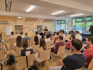 Das Bild eigt Moderatorin Alexandra Link, die durch eine erfolgreiche Evaluierung führte und viele wertvolle Tipps gab.
